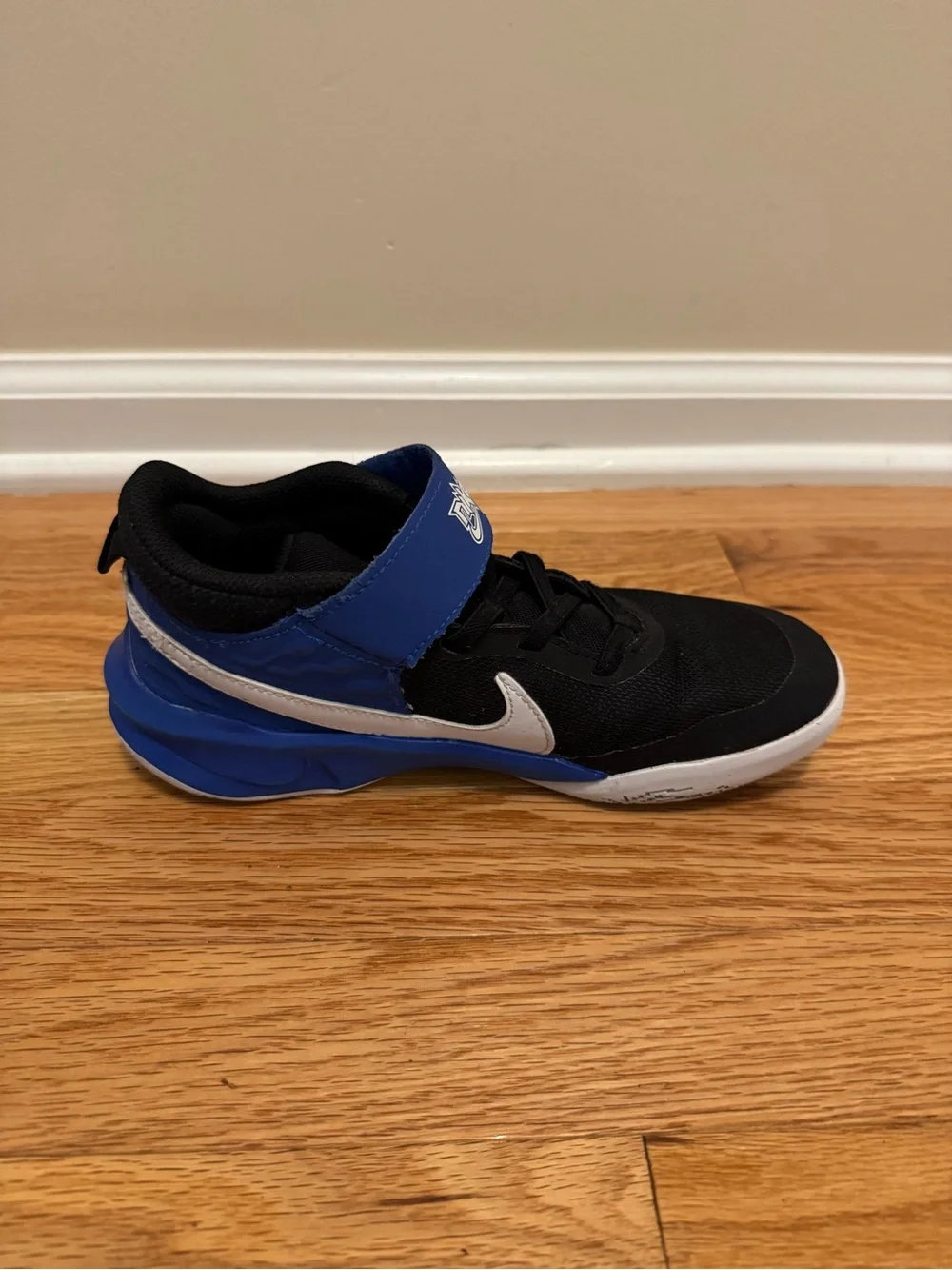 Nike Kids Team Hustle D 10 Basketball shoes - Size 3Y